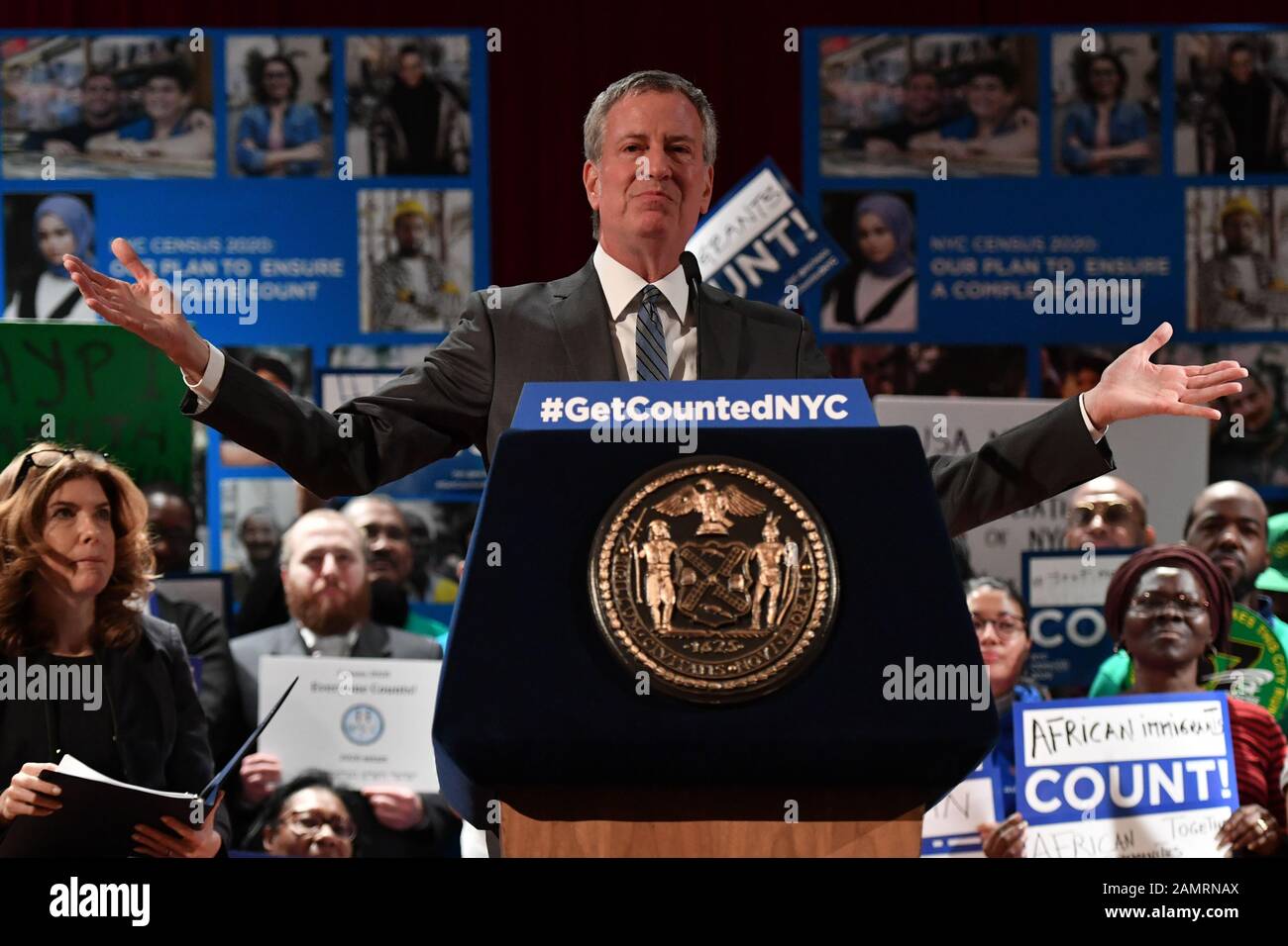 Il sindaco di New York Bill de Blasio partecipa a un rally per dare il via alla campagna di conteggio Completo Del Censimento di New York 2020, il 14 gennaio 2020, presso la New York University di Ne Foto Stock