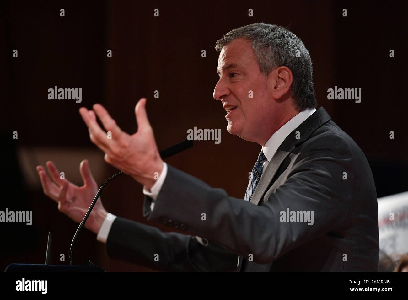 Il sindaco di New York Bill de Blasio partecipa a un rally per dare il via alla campagna di conteggio Completo Del Censimento di New York 2020, il 14 gennaio 2020, presso la New York University di Ne Foto Stock