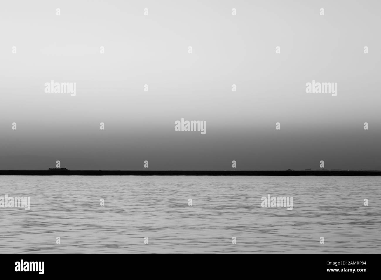 una vasta stagione sparare con colori molto ben composti e orizzonte nero dalla baia di izmir - bianco e nero. foto ha preso a izmir / turchia. Foto Stock