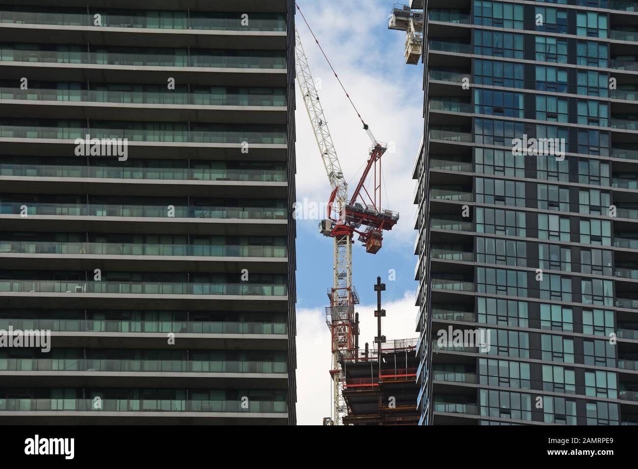 Cantiere con gru in cima ad un ufficio o torre di appartamenti a Toronto, Canada Foto Stock