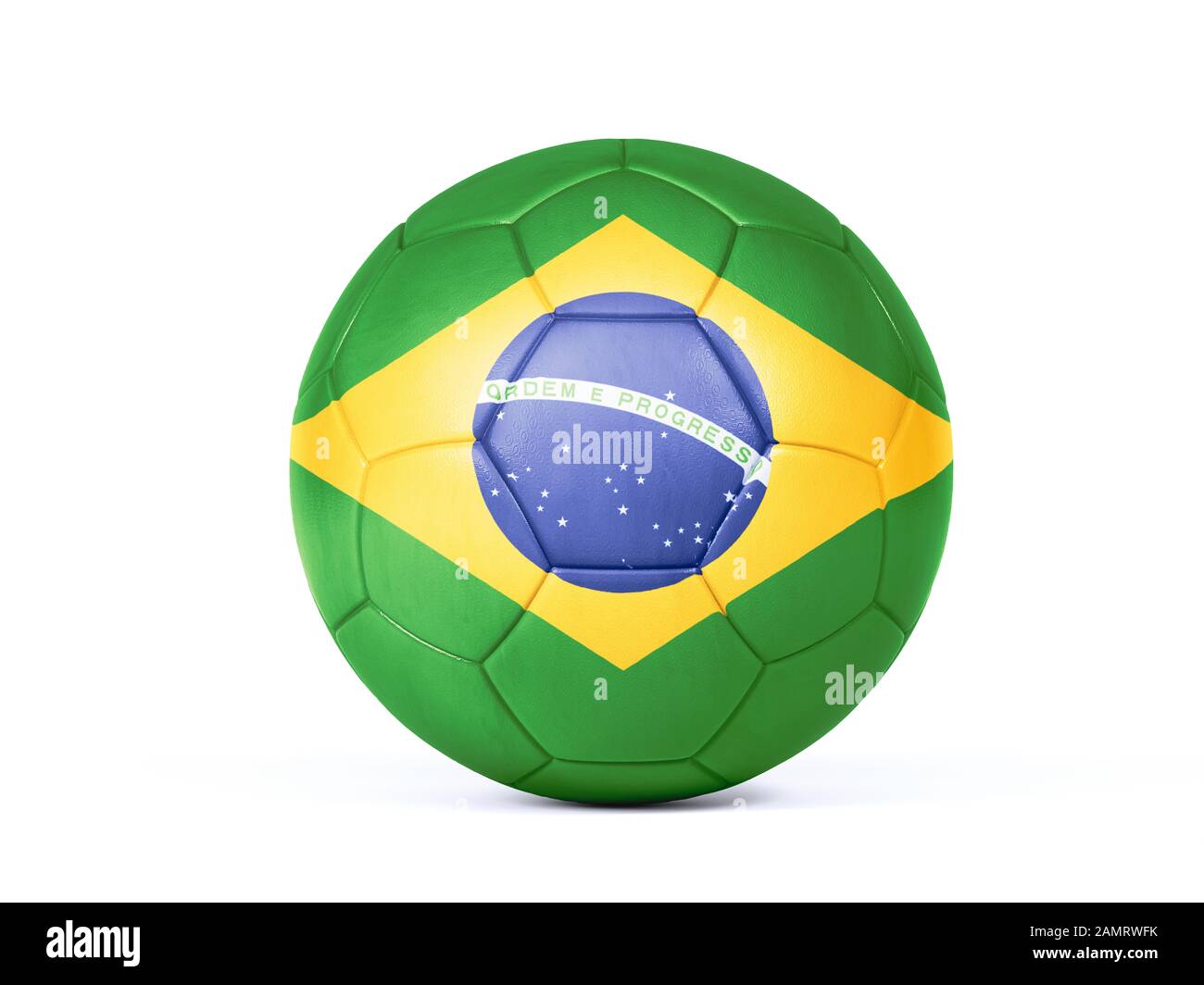 Pallone da calcio o da calcio con i colori della bandiera nazionale brasiliana concettuale del supporto di squadra in campionati o la Coppa del mondo isolato su bianco Foto Stock