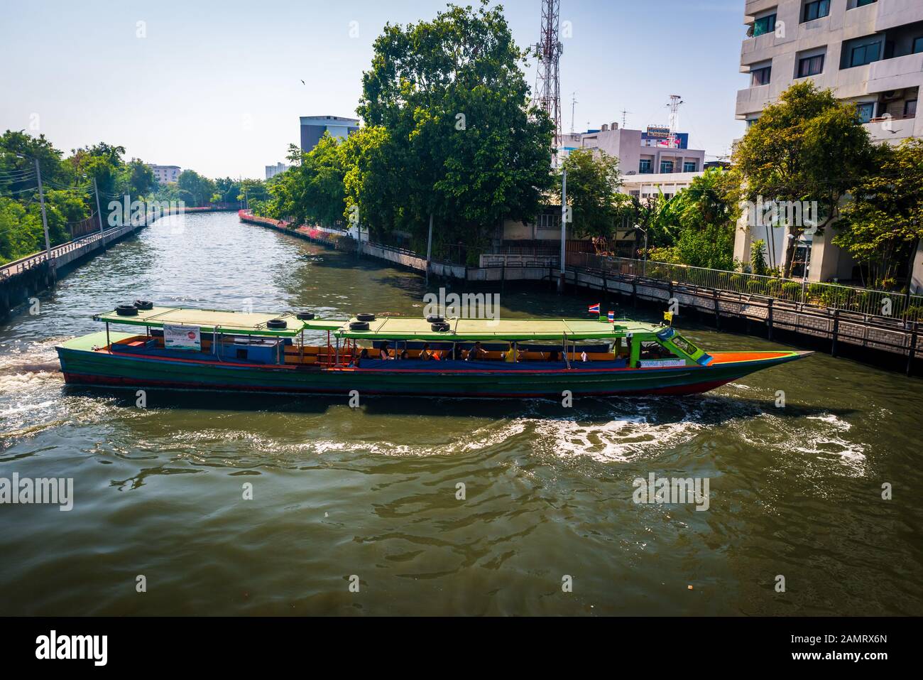 Bangkok/Thailandia-05 dicembre 2019: Traghetto lungo Bangkok colorato sul canale Khlong saen saep che trasporta persone in città. Foto Stock