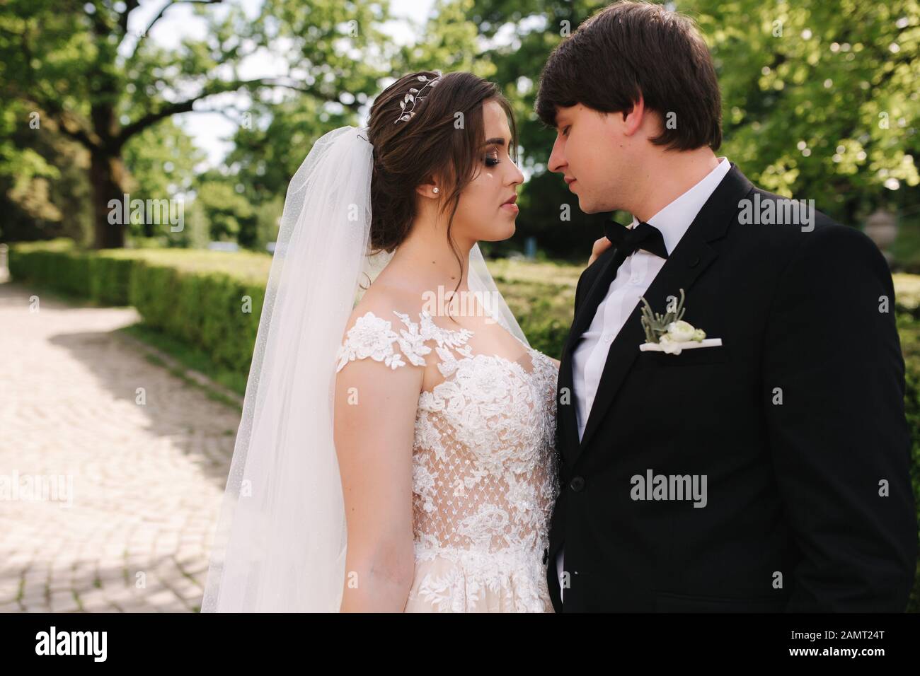 Felice lo sposo e la sposa a piedi nel parco. Donna affascinante con uomo bello trascorrere del tempo insieme Foto Stock