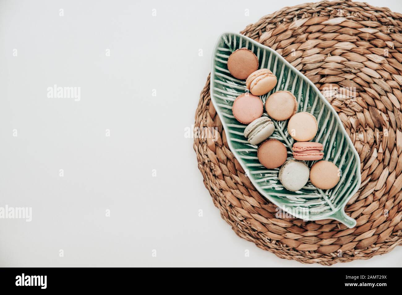 Macaroons su un piatto a forma di foglia Foto Stock