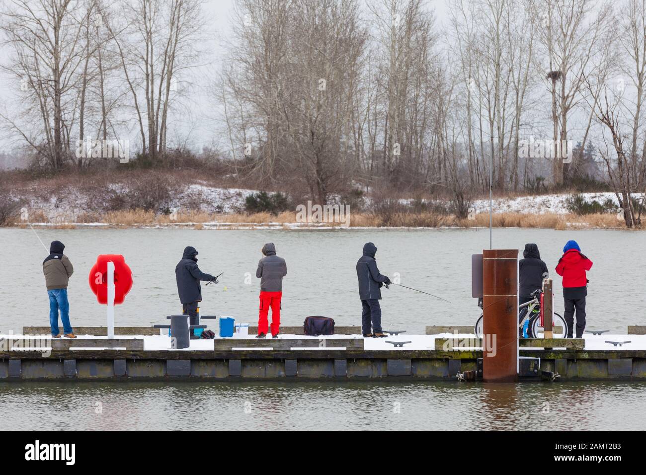 Pescatori lungo il lungomare di Steveston in una fredda giornata invernale nella British Columbia Foto Stock