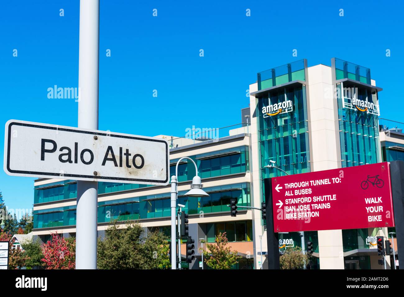 Palo Alto Caltrain stazione segno. Indicazioni stradali e informazioni per ciclisti e pedoni. Amazon.com e-commerce aziendale facciata edificio Foto Stock