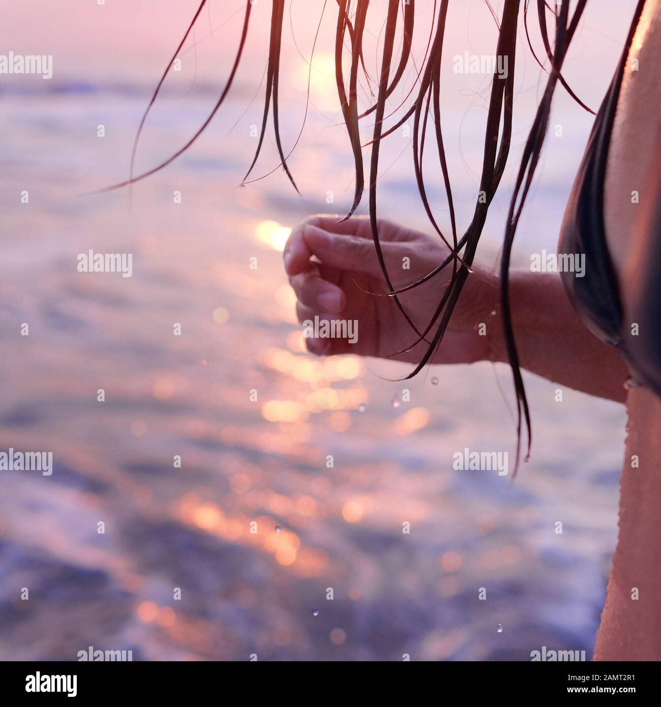 Primo piano di una donna sulla spiaggia con capelli bagnati al tramonto, Laguna Beach, California, Stati Uniti Foto Stock
