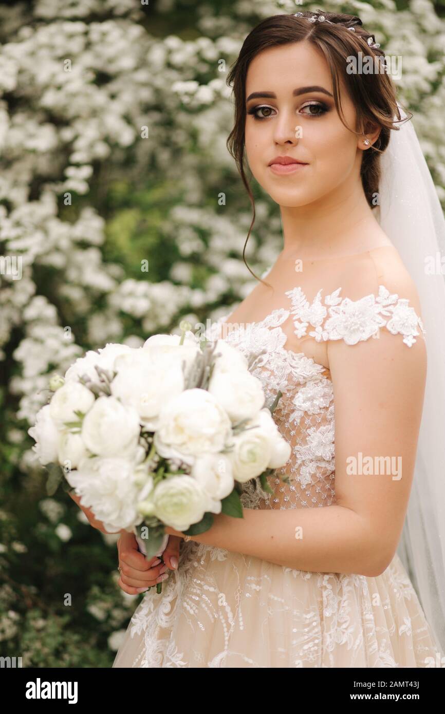 Close up ritratto della splendida sposa. Bella donna Foto Stock