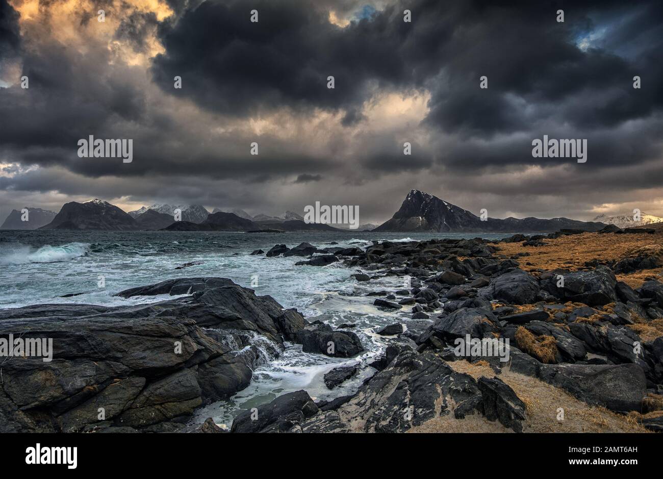 Tempesta sulla spiaggia, Lofoten, Nordland, Norvegia Foto Stock