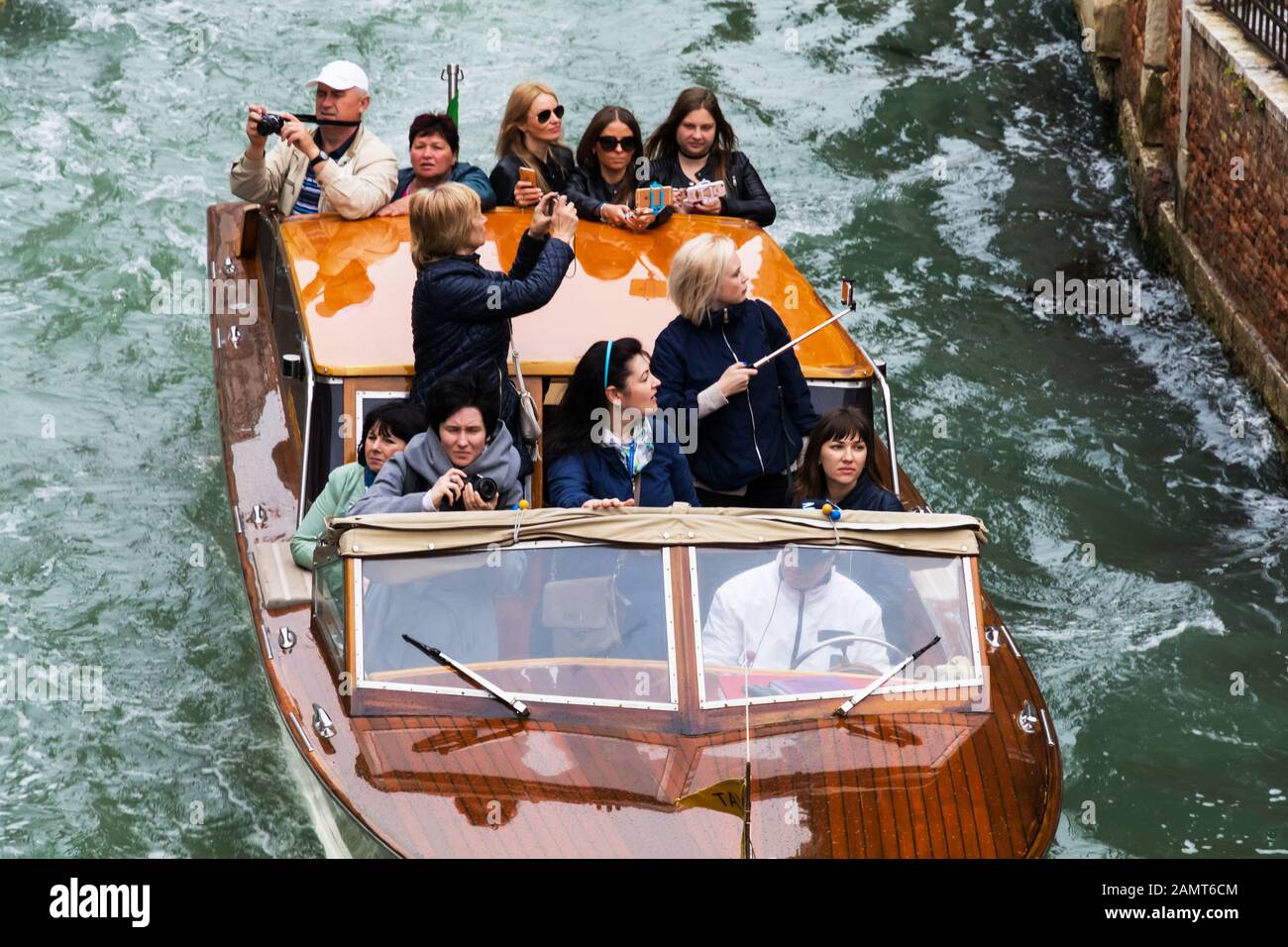 Turisti che navigano sul Canal Grande a Venezia Italia Foto Stock