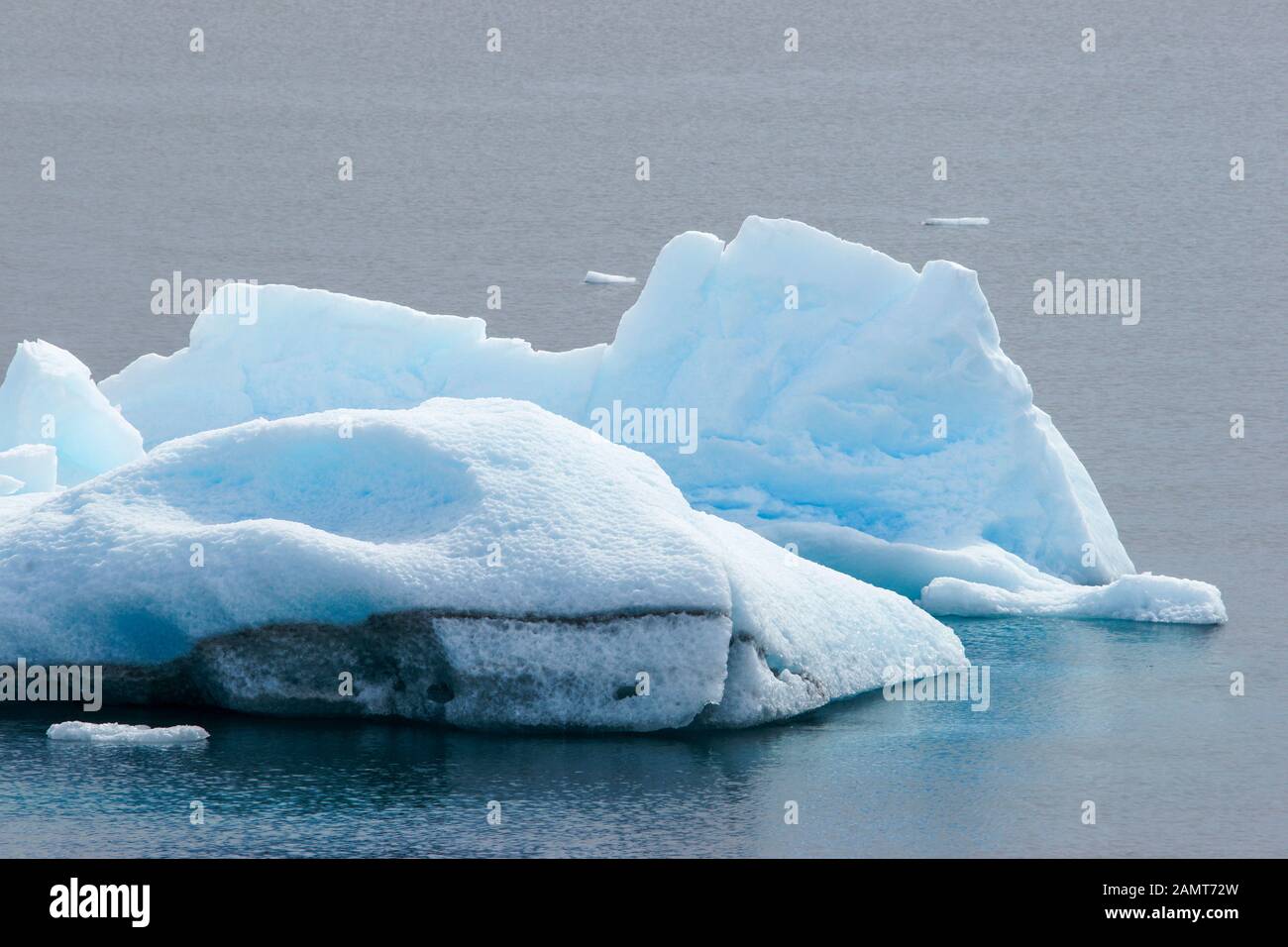 Antartide - piccoli iceberg e icefloes. Blu Ghiaccio Foto Stock