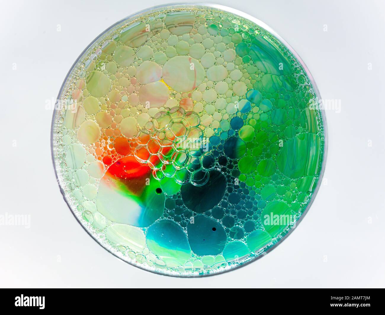 Bolle di sapone e vernice acrilica in olio Foto Stock