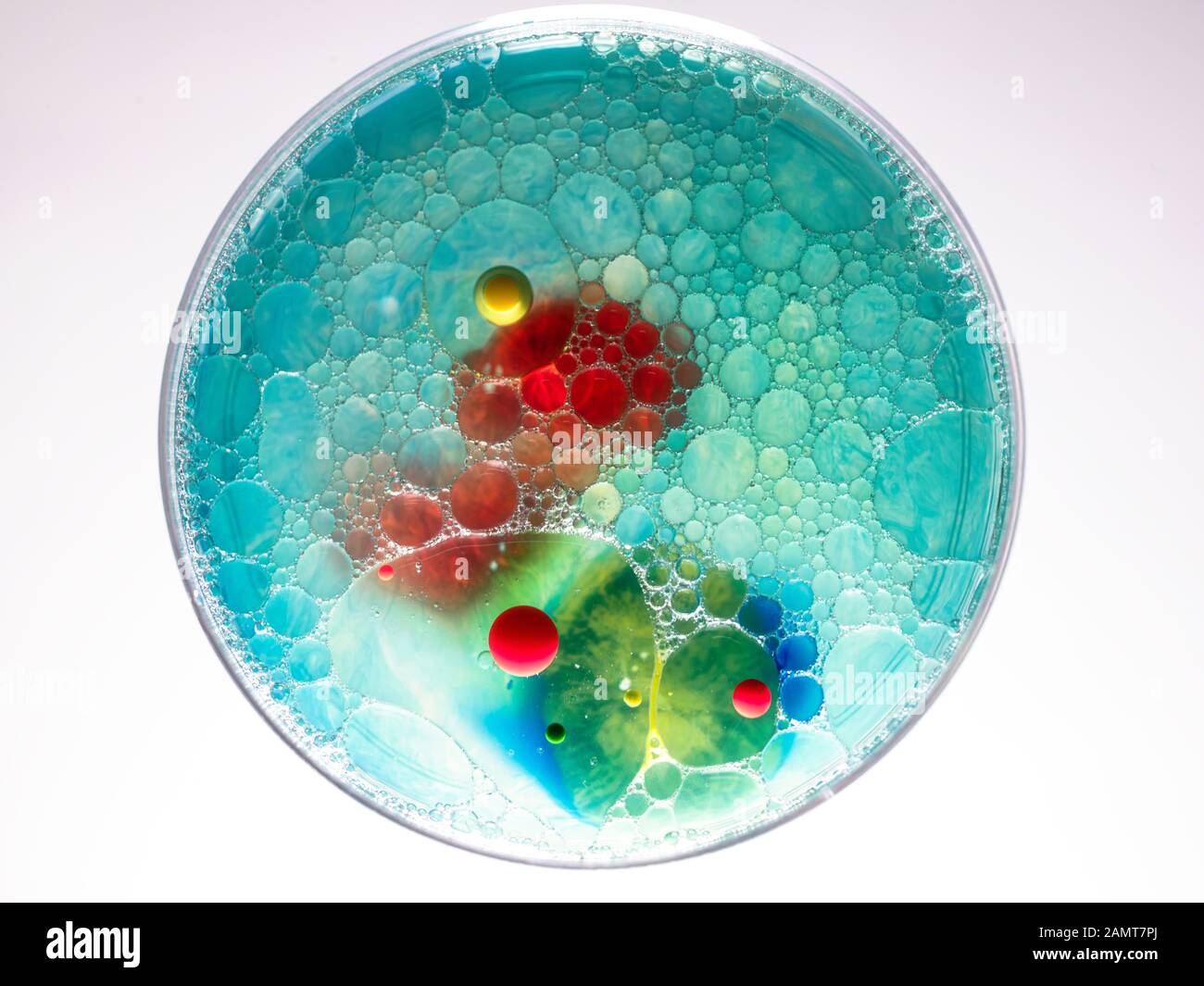 Bolle di sapone e vernice acrilica in olio Foto Stock