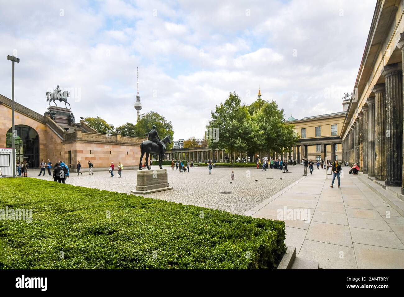 I turisti a visitare il National Gallery o Altes Nationalgalerie su un nuvoloso giorno sull'Isola dei Musei di Berlino Germania. Foto Stock