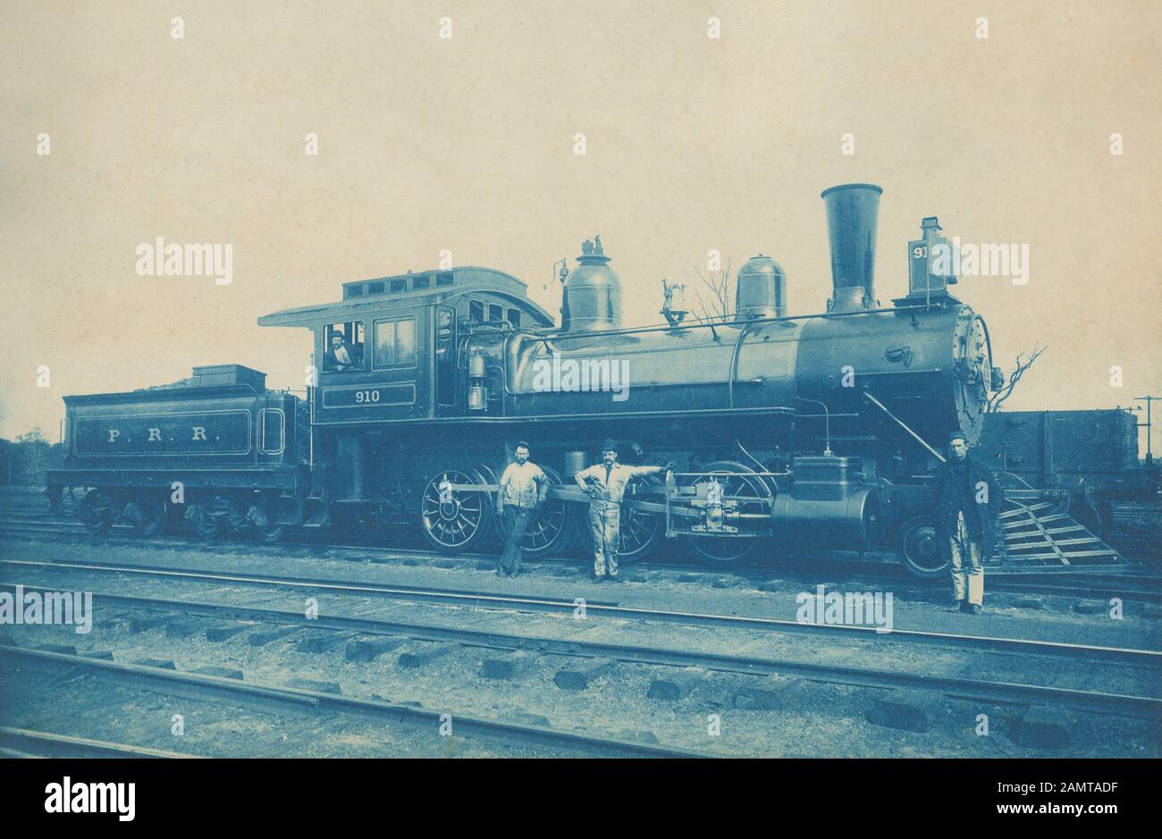 Fotografia antica c 1890, motore pesante n. 910 della Pennsylvania Railroad a South Amboy, New Jersey. FONTE: FOTOGRAFIA ORIGINALE DI CYANOTYPE Foto Stock