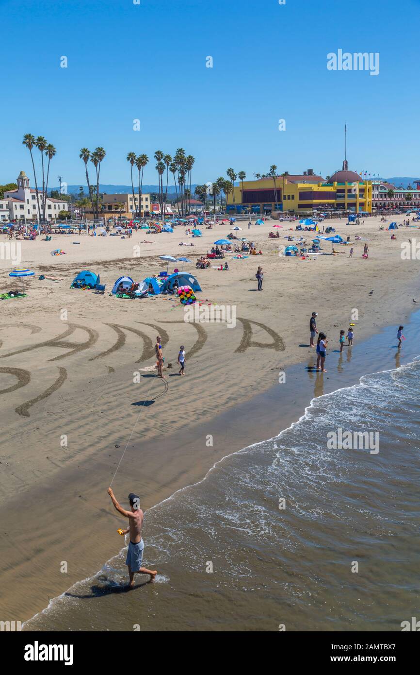 Vista della spiaggia principale dal pontile comunale, Sant Cruz, California, Stati Uniti d'America, America del Nord Foto Stock