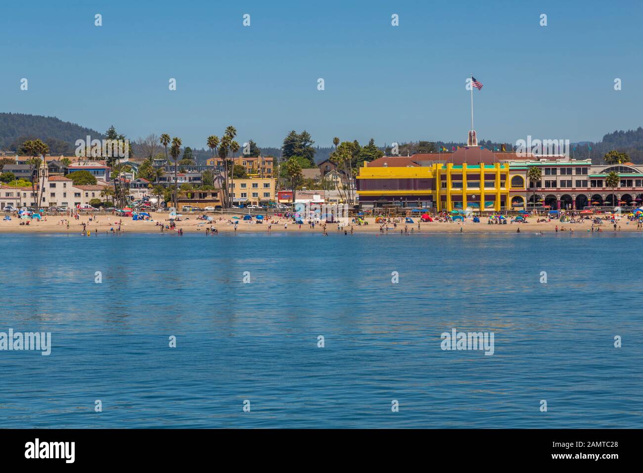 Vista del casinò e la spiaggia principale dal pontile comunale, Sant Cruz, California, Stati Uniti d'America, America del Nord Foto Stock
