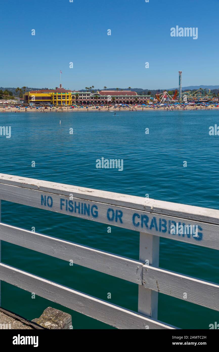 Vista del casinò e la spiaggia principale dal pontile comunale, Sant Cruz, California, Stati Uniti d'America, America del Nord Foto Stock