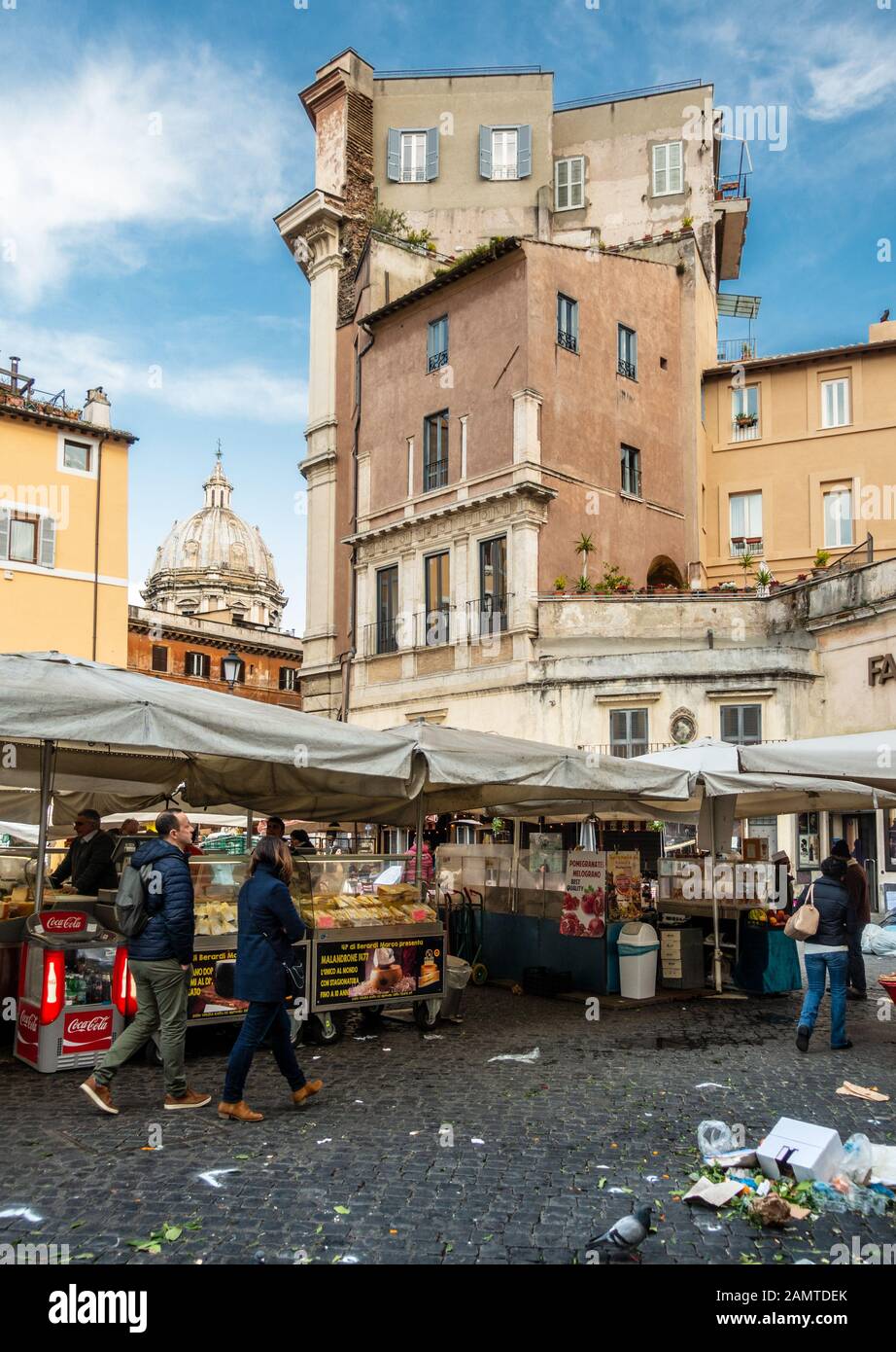 Roma, Italia - 24 marzo 2018: Gli acquirenti curiosano tra le bancarelle del mercato di campo de' Fiori a Roma. Foto Stock