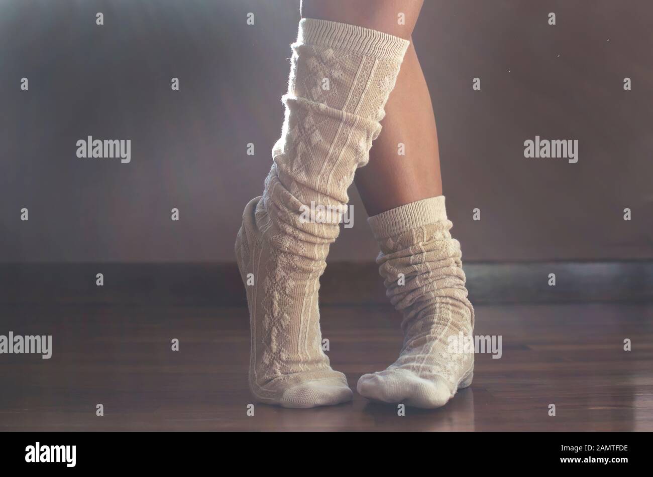 Primo piano delle gambe di una ragazza adolescente indossando gambaletti Foto Stock