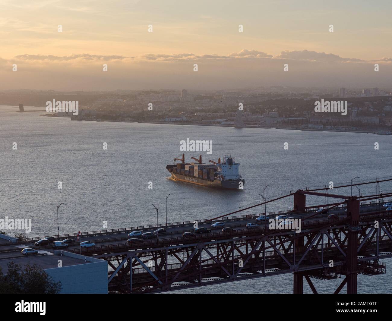 Lisbona, Portogallo - 16 marzo 2016: Una nave con container naviga lungo l'estuario del fiume Tago fino all'Oceano Atlantico, oltre Belem, nella periferia di Lisbo Foto Stock