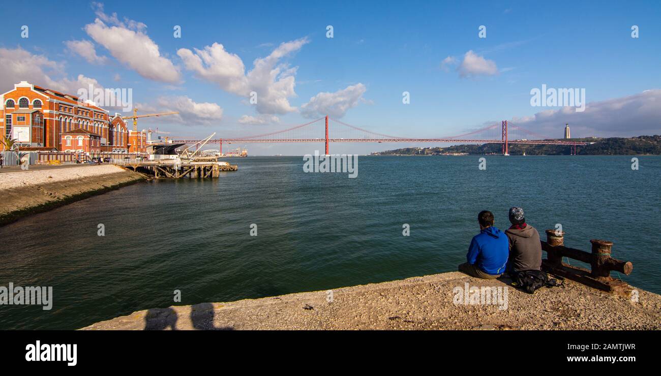Lisbona, Portogallo - 16 marzo 2016: Il sole splende sulla centrale elettrica di Tejo e sul Ponte 25 de Abril e sull'estuario del fiume Tago a Belem a Lisbona. Foto Stock