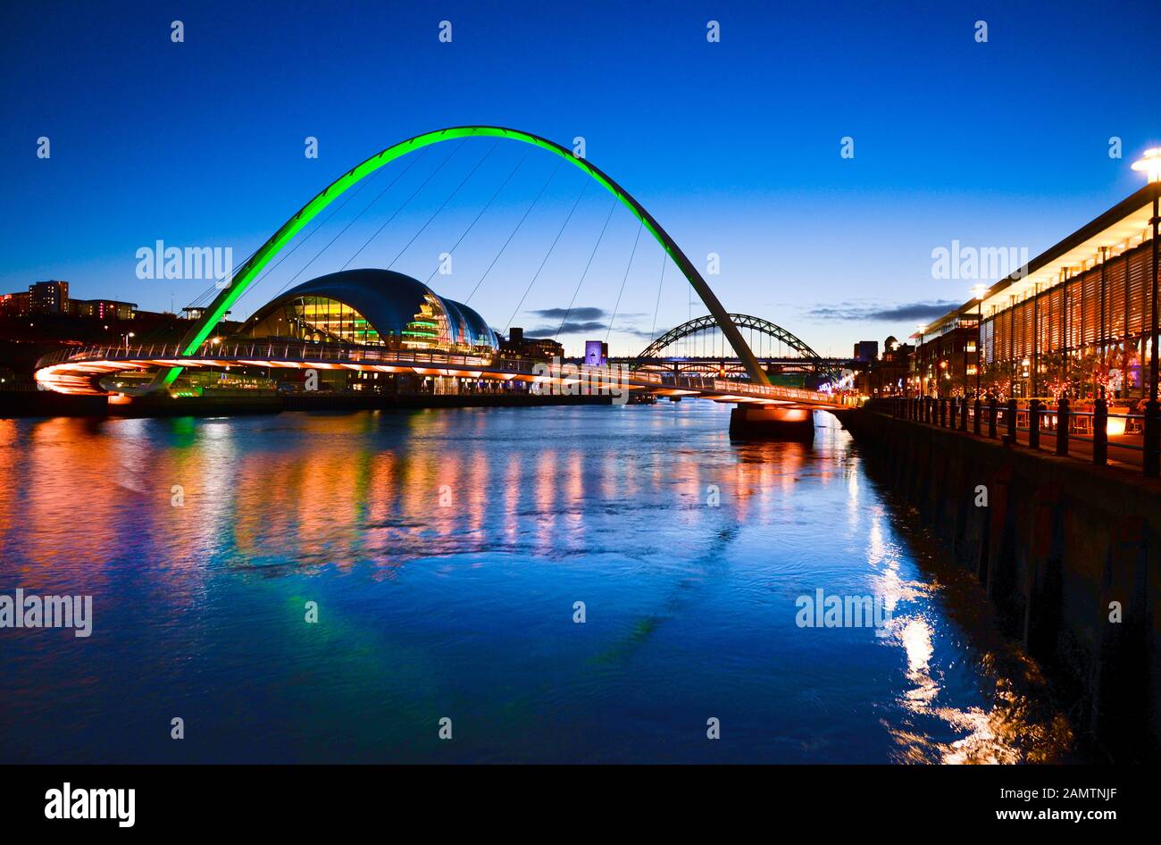 Il Teatro Sage si riflette nel fiume Tyne e nei famosi ponti di Newcastle nella città più settentrionale dell'Inghilterra. Foto Stock