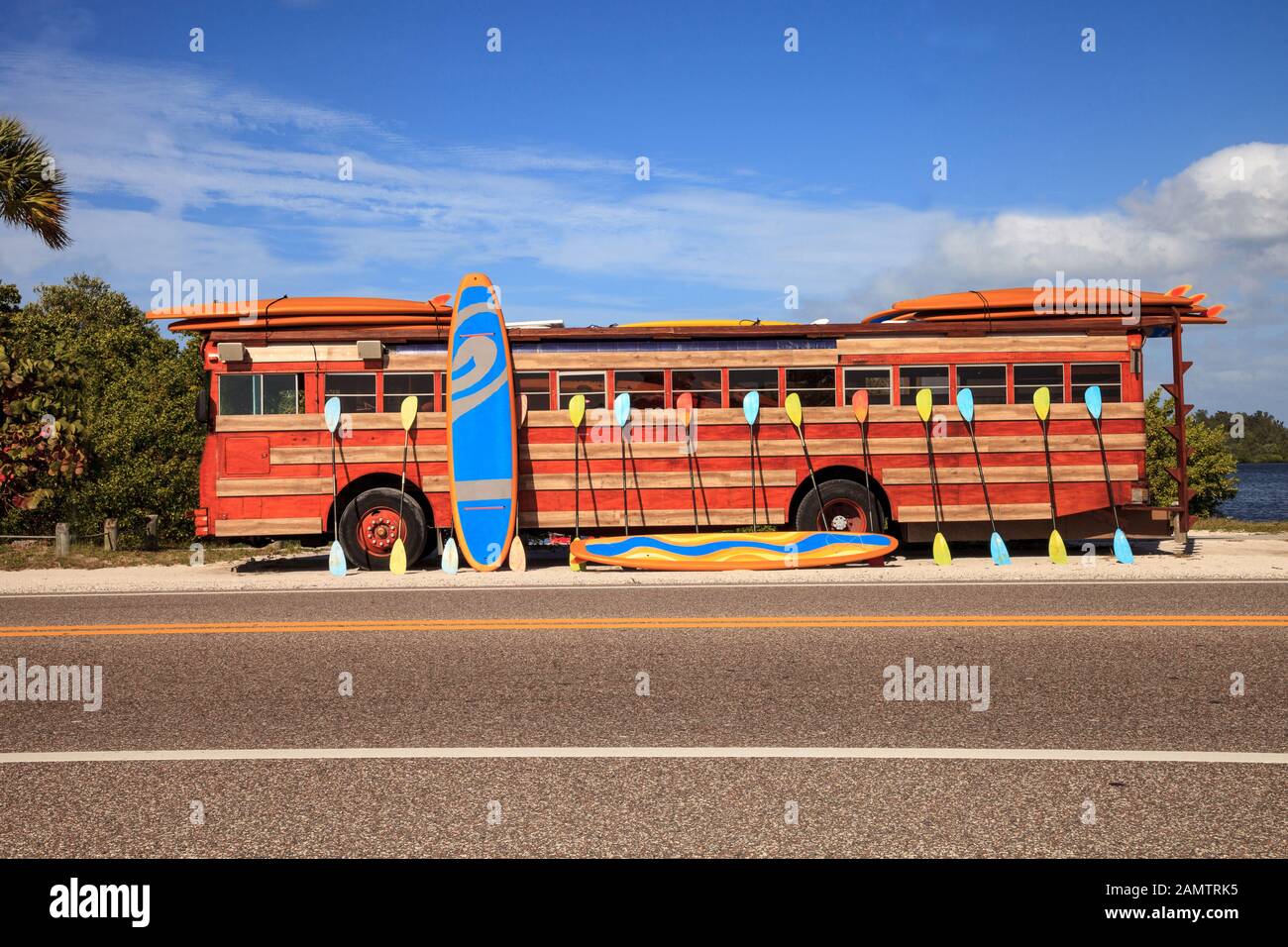 Nassau, Bahamas – 1° gennaio 2020: Kayak colorati e pagaie a paddleboard poggiati su un autobus hippy in stile legnoso a Nassau, Bahamas. Foto Stock