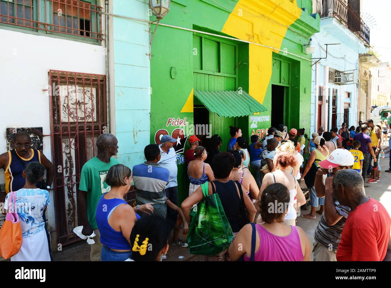Cubani in attesa di comprare il pane come parte del programma di razione da parte del governo cubano. Foto Stock