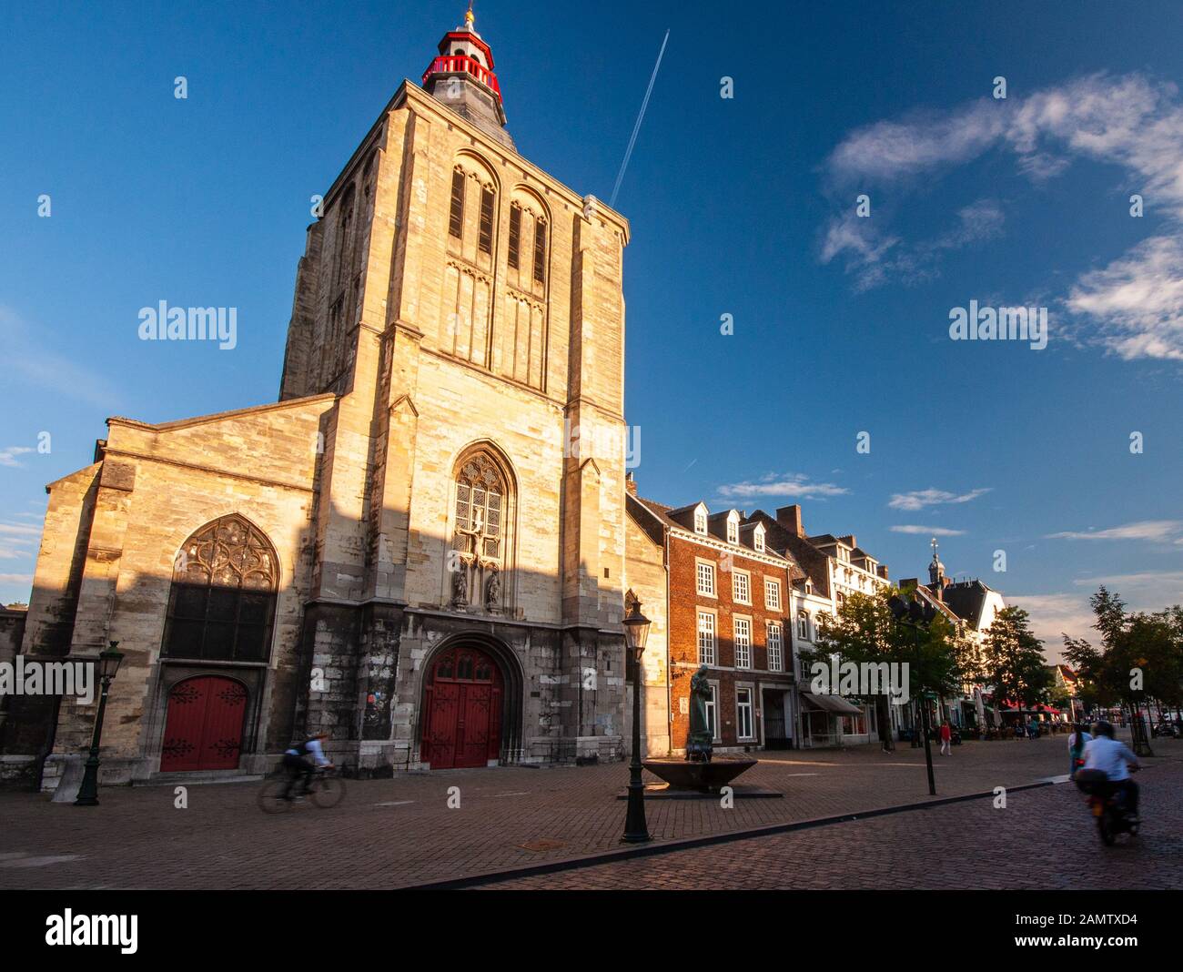 Maastrict, Olanda - 26 settembre 2011: Ciclisti e pedoni passano Sint-Matthiaskerk Chiesa cattolica romana nel centro storico di Maastrict Foto Stock