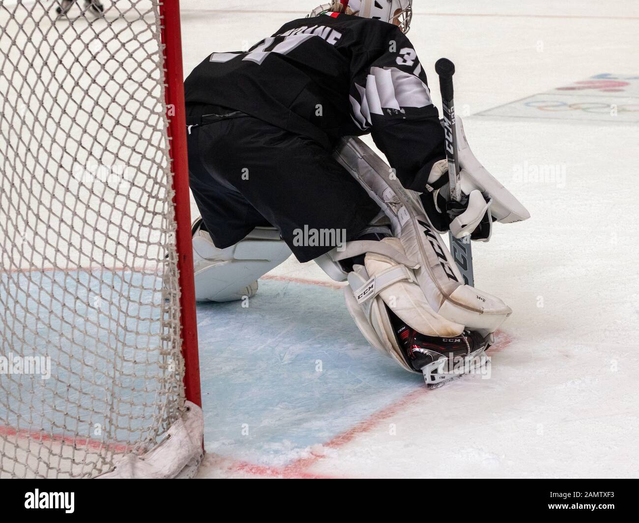 Losanna, Svizzera. 13th Gen 2020. Matthias Rindone (nero) in goal durante il misto di hockey su ghiaccio NOC 3-on-3 (partita 27; verde contro nero), durante il 4° giorno dei Giochi Olimpici invernali della gioventù di Losanna 2020, presso la Lausanne Skating Arena. Credit: Sopa Images Limited/Alamy Live News Foto Stock