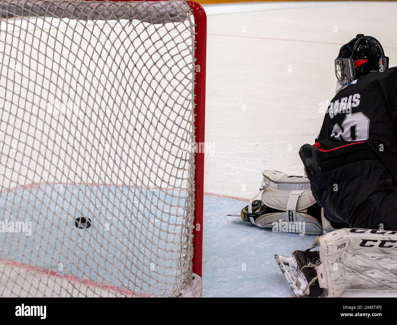 Losanna, Svizzera. 13th Gen 2020. Kalle Varis (nero) in goal durante il misto di hockey su ghiaccio NOC 3-on-3 maschile preliminare round (partita 27; verde contro nero), durante il 4° giorno dei Giochi Olimpici invernali Giovanile di Losanna 2020, presso la Lausanne Skating Arena. Credit: Sopa Images Limited/Alamy Live News Foto Stock