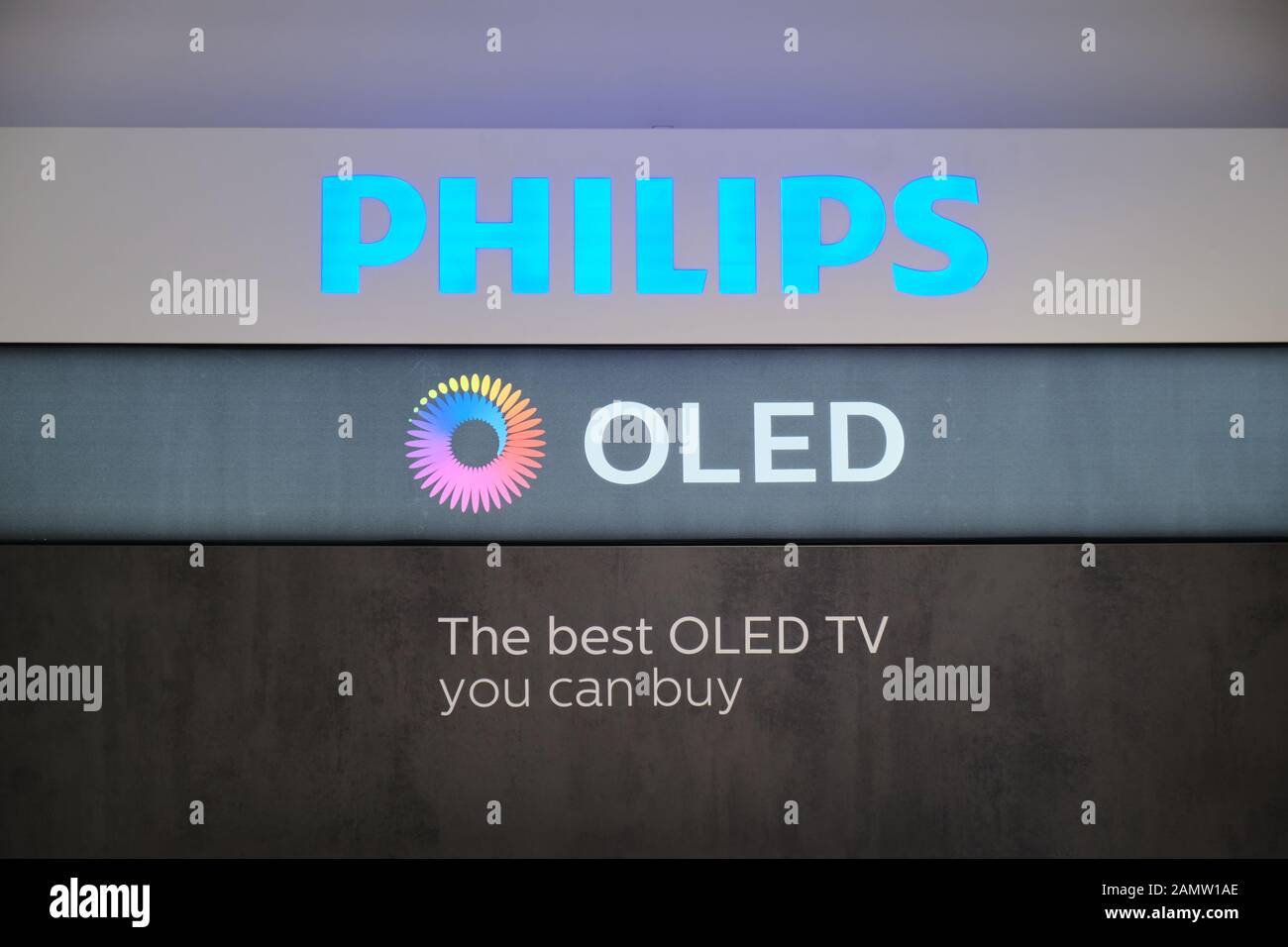 Bucarest, Romania - 22 dicembre 2019: Logo Philips e Oled visualizzati nello showroom di EMAG, a Bucarest, Romania, pubblicizzando i loro TV 4K. Foto Stock