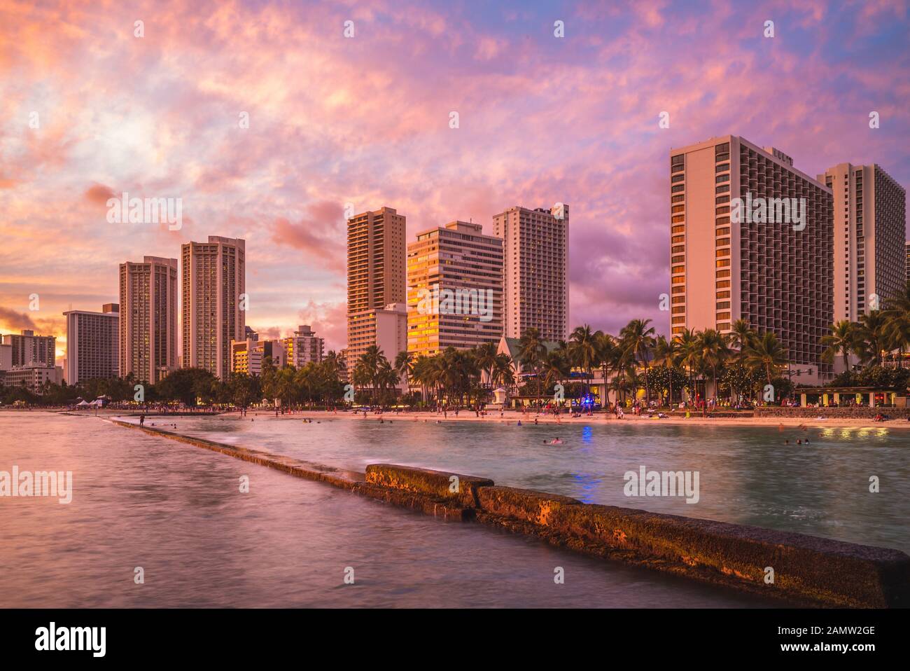 Skyline di Honolulu presso la spiaggia di Waikiki, Hawaii, USA Foto Stock