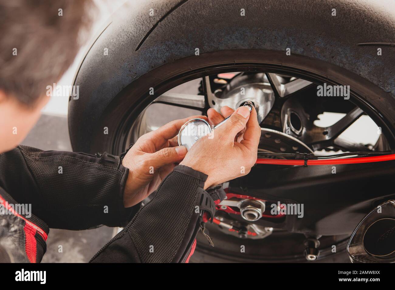 Uomo pneumatico moto dell'aria manuale di test di pressione prima del viaggio viaggio per sicurezza veicolo di equitazione Foto Stock