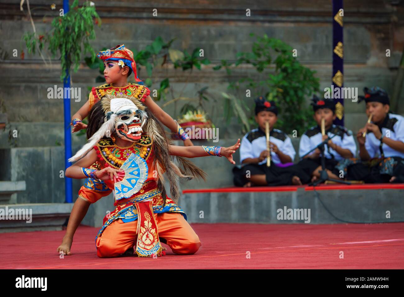 Bali, Indonesia - 22 Giugno 2016: ballerino in demon Rangda tradizionale maschera - dello spirito del male. Tempio di danza Balinese prima Nyepi. Le feste religiose, arte, Foto Stock
