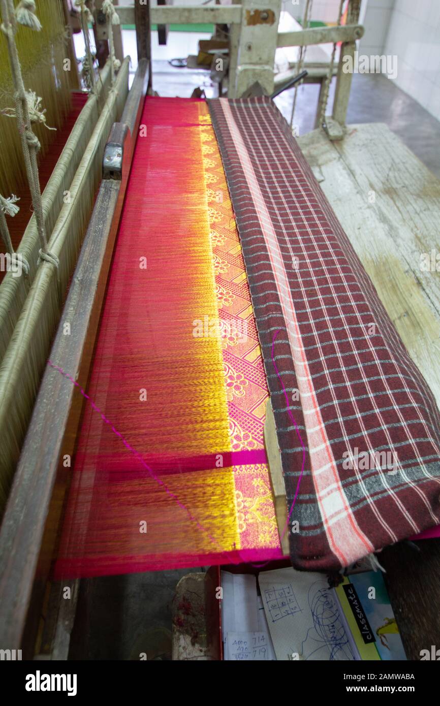 Tessitore di seta al suo telaio in casa sua, tessitura Kanchipuram silk sari, Kanchipuram, Tamil Nadu, India, Asia Foto Stock