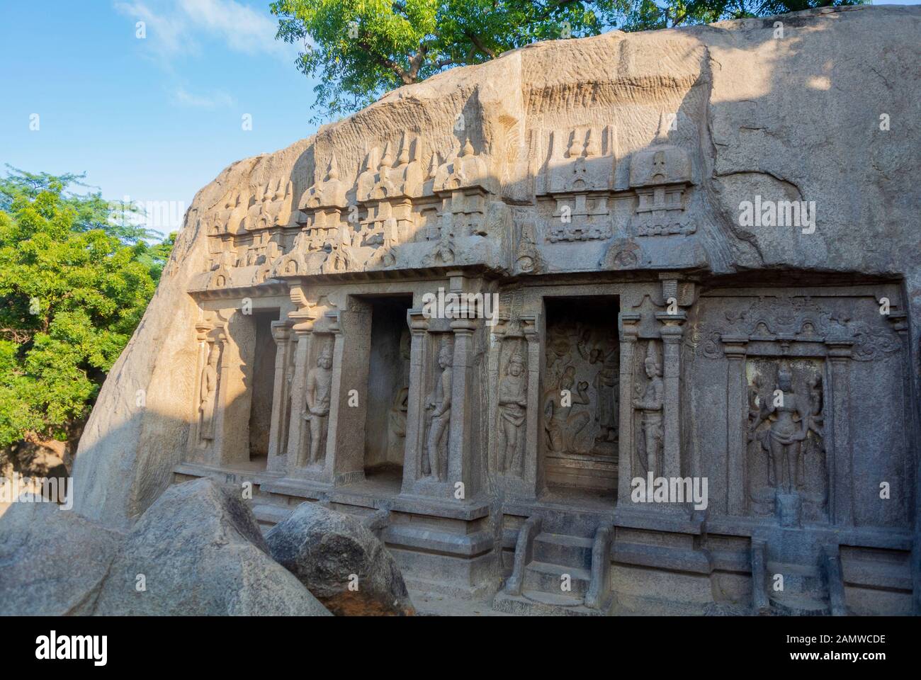 Mahabalipuram, Tamil Nadu, India del Sud, 3rd di Janury, 2020: Triplice cella roccia tagliata santuario Foto Stock