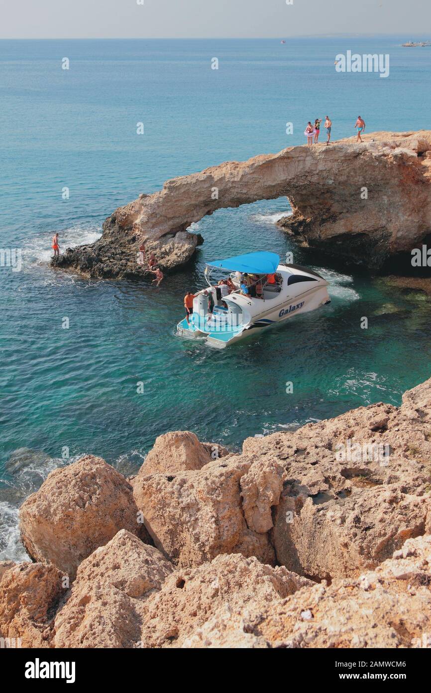 Agia Napa, Cipro - Ott 26, 2019: a piedi la barca accanto all arco di roccia Foto Stock