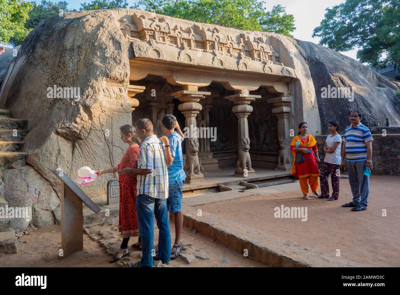 Mahabalipuram, Tamil Nadu, India del sud, 3rd di Janury, 2020: Turisti indiani che visitano il tempiale della caverna del varaha tagliato della roccia Foto Stock