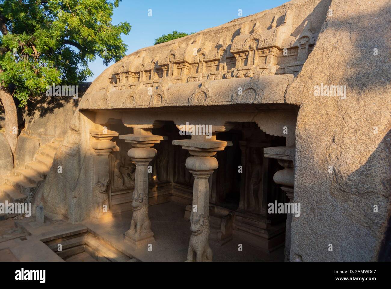 Mahabalipuram, Tamil Nadu, India del Sud, 3rd di Janury, 2020: Tempio della grotta di varaha tagliato a roccia Foto Stock