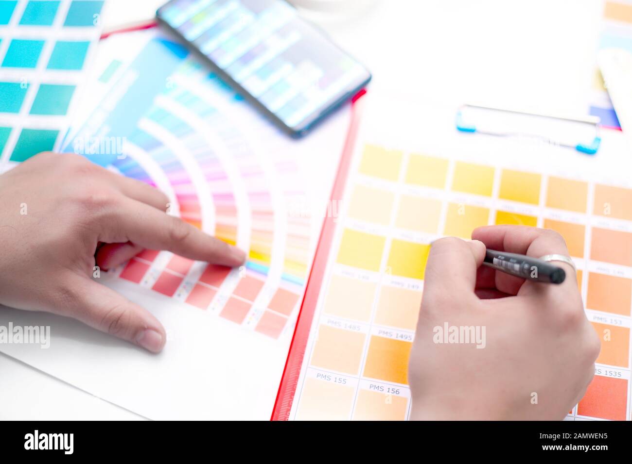 Foto di pantone con mani di uomo scegliendo i colori. Isolato su sfondo bianco. Foto Stock