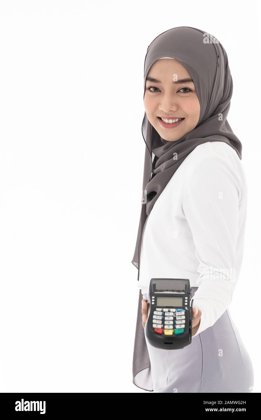 Metà ritratto del corpo di Sicuro felice sorridente donna musulmana con EDC macchina come proprietario concetto mercantile. Monolocale su sfondo bianco. Uso di f Foto Stock