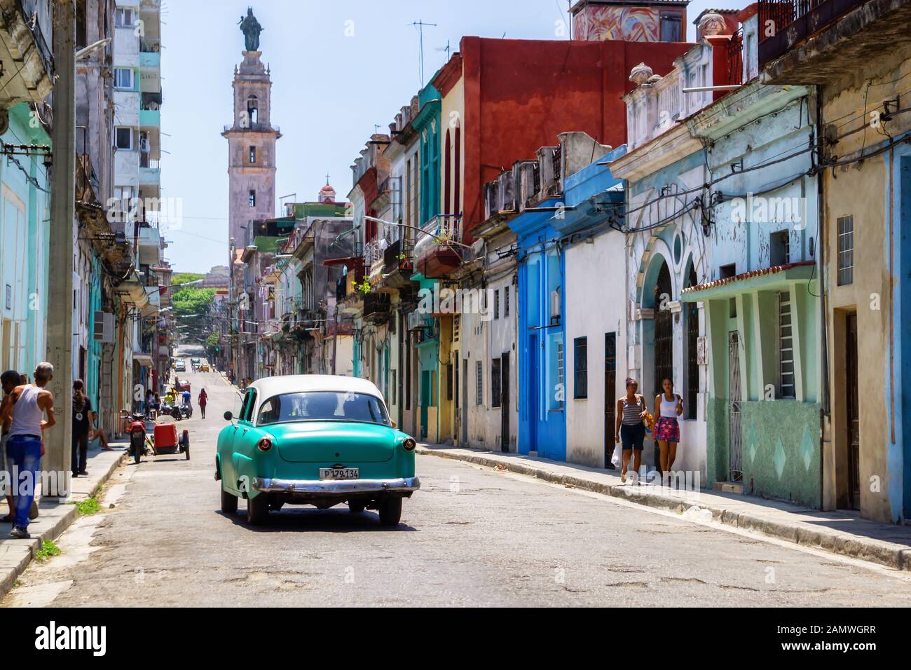 Bella vista sulla strada della vecchia città dell'Avana, capitale di Cuba Foto Stock