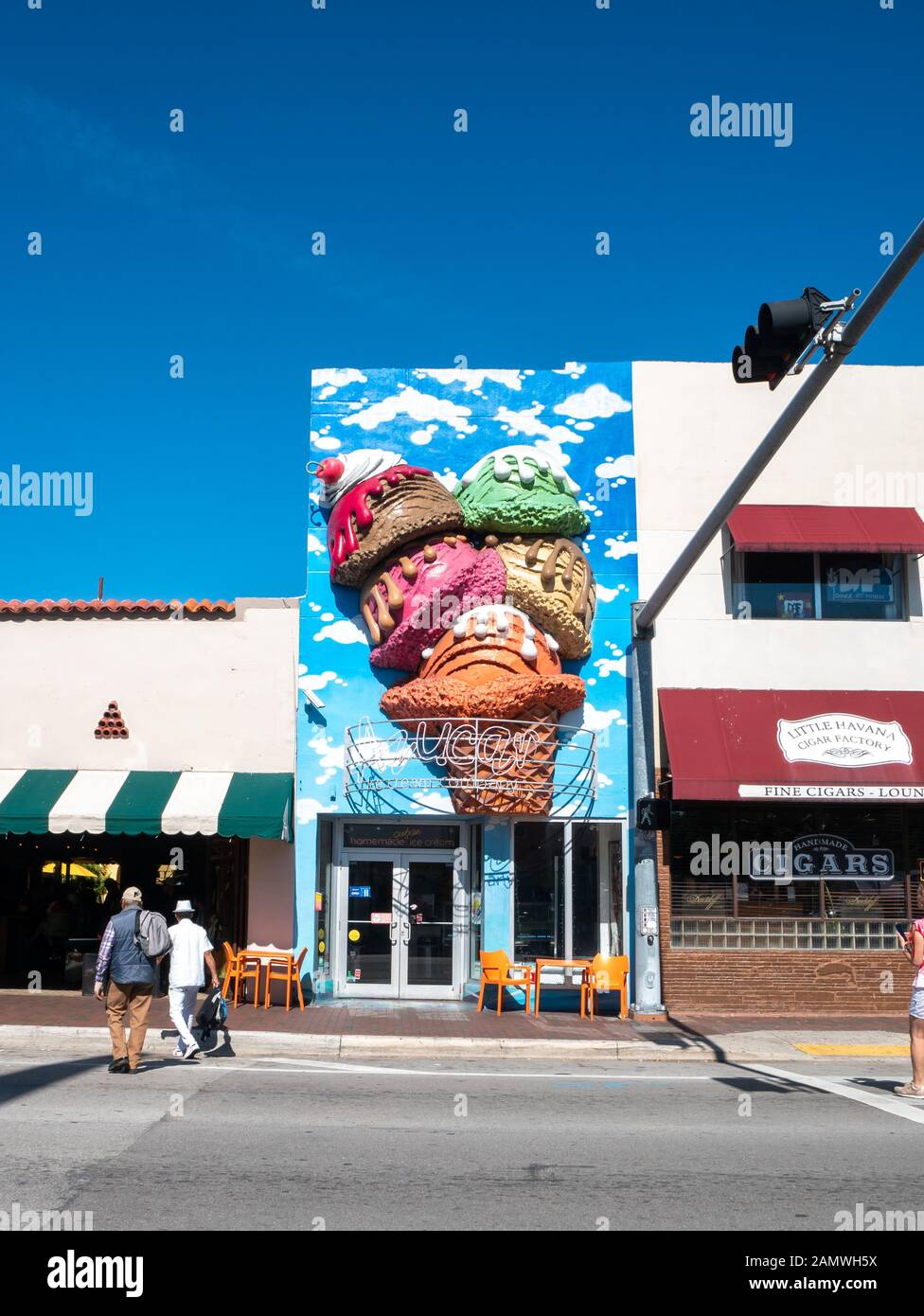 Little Havana, Miami, Florida, Stati Uniti, 25 novembre 2019, gelateria e negozio di sigari con il turista Foto Stock