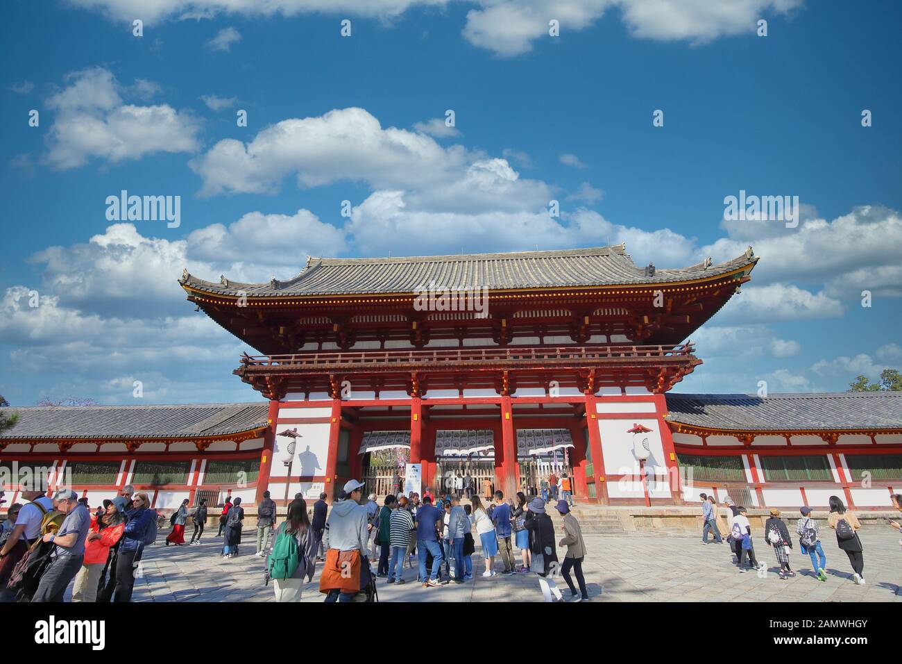 Persone non identificate visitano il tempio di Todaiji Nara Japan Foto Stock