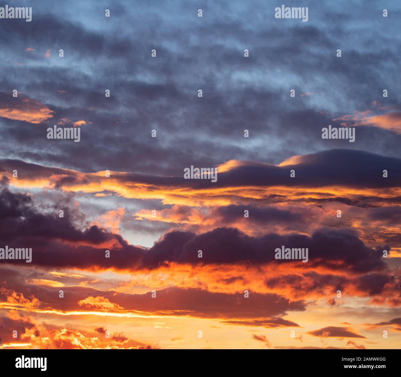 Nuvole al tramonto. Spettacolare tramonto magico su arancio blu grigio colore cielo nuvoloso Foto Stock