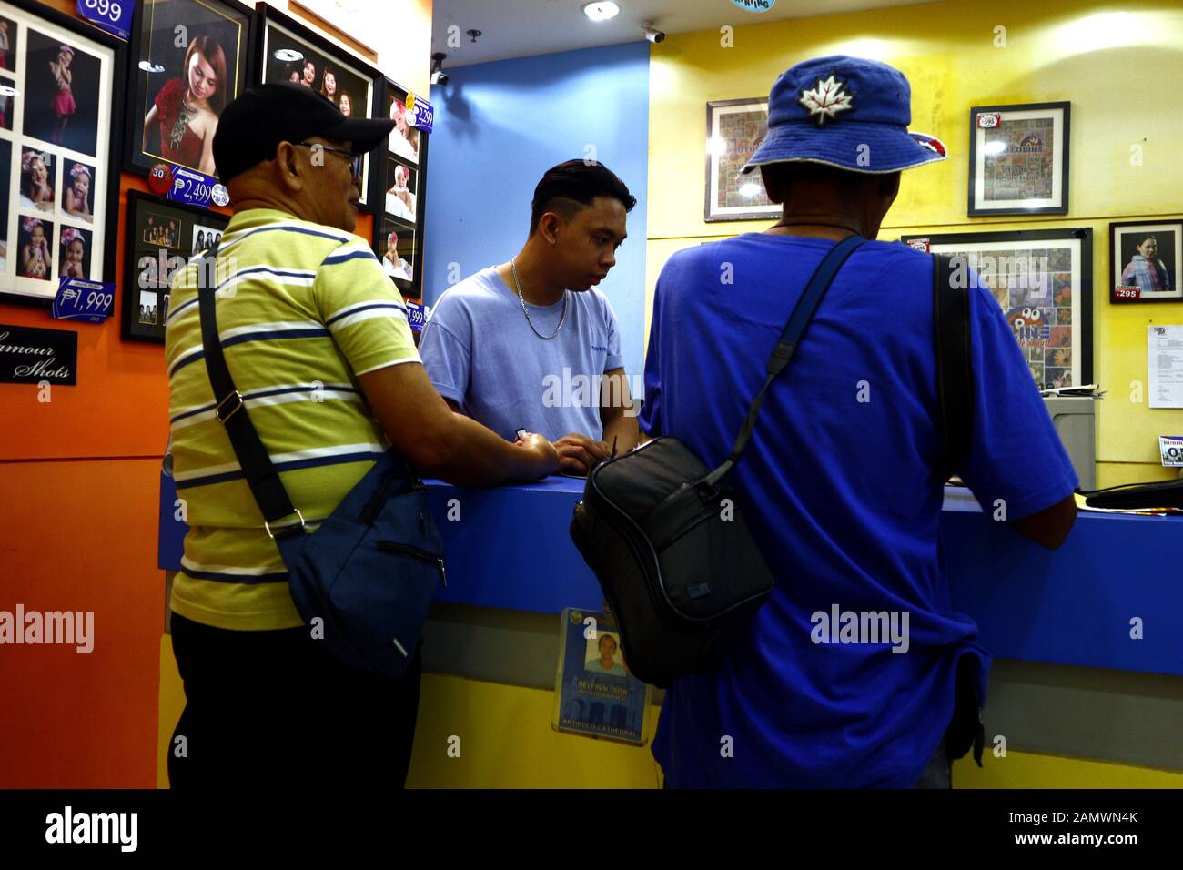 Antipolo City, Filippine - 10 Gennaio 2020: fotografi la linea fino ad una stampa foto shop per avere le loro foto stampate. Foto Stock