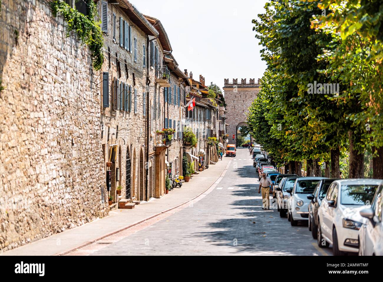 Assisi, Italia - 29 agosto 2018: Strada della città dell'Umbria e persone che camminano durante la soleggiata giornata estiva nello storico villaggio di San Francesco Foto Stock