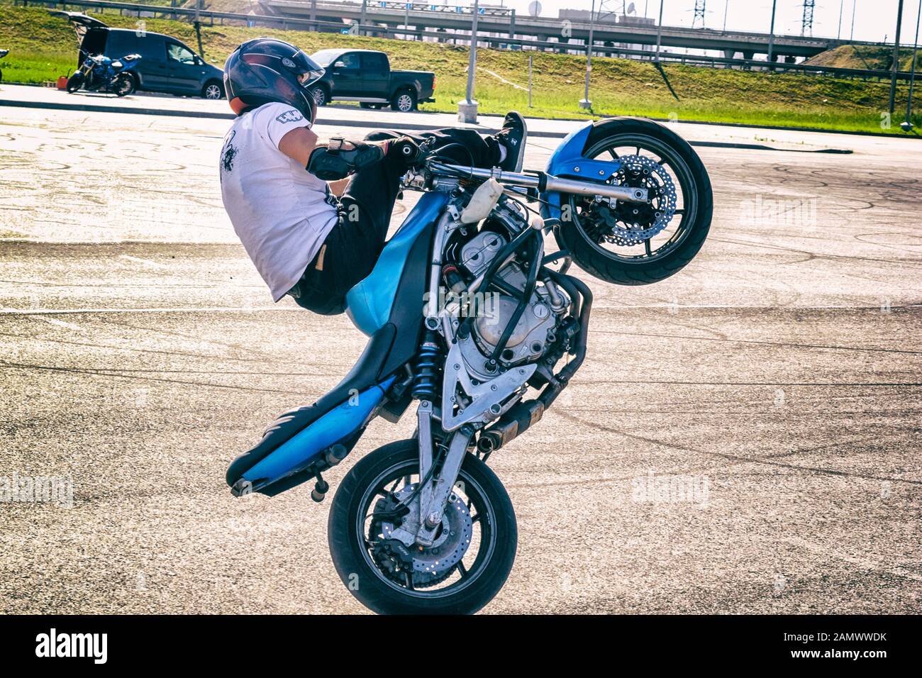 San Pietroburgo, Russia - Giugno 2019: moto rider facendo fare un difficile e pericoloso stunt sulla sua moto Foto Stock